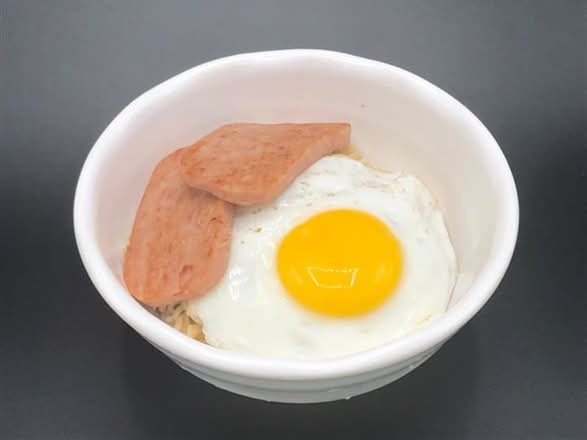 Luncheon Meat & Egg with instant Noodle in Soup 頂級午餐肉煎蛋一丁麵